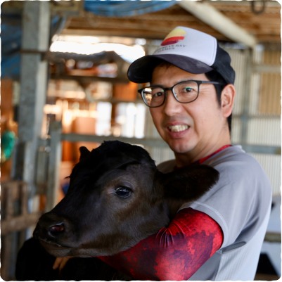 牛と向き合う牧場主